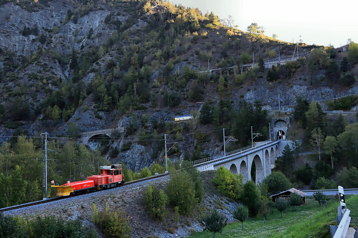 Die Talstufe von Grengiols MGB: Der HGm2/2 76 bringt den Schneepflug X 4902 nach Oberwald. 21.September 2022 