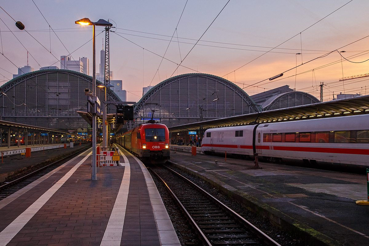 Die  Taurus  1116 188-4 (A-BB 91 81 1116 188-4 ) der BB, als eine von zwei von dem im Sandwich gefahrenen EC 113 (Frankfurt - Mnchen - Klagenfurt mit Kurswagen nach Zagreb), am 27.12.2015 im Hbf Frankfurt am Main. 

Die ES 64 U2 wurde 2004 von Siemens unter der Fabriknummer 20909 fr die BB gebaut.

Frher (bis 2011) fuhr der EC 113 sogar von Siegen Hbf los, aber der Bahn waren es zu wenige Reisende die mit im fuhren. Einen Nachteil hatte es aber fr die anderen Bahnen die in Siegen Hbf hielten, durch die Aufwertung zu EC/IC-Bahnhof (tglich ein EC von und nach Siegen), waren die Halte in Siegen teuer geworden.