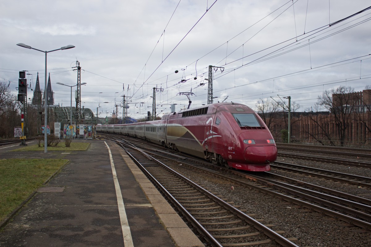 Die Thalys-Einheit 4341 �berquert auf dem Weg zur Bereitstellung im K�lner Hauptbahnhof die Hohenzollernbr�cke.