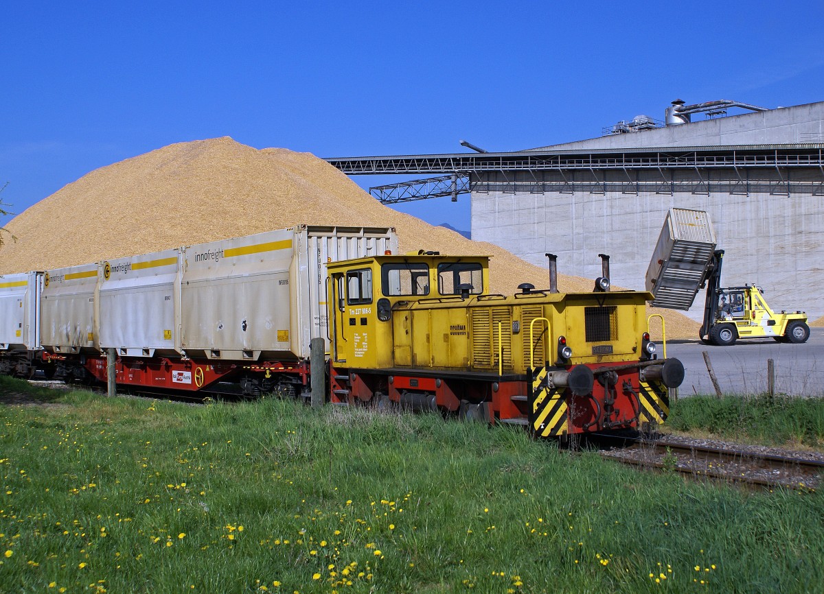 Die Tm 2/2 237 806-5  SCHOEMA  im Dienste der Cellulosefabrik Attisholz. Die ehemalige Cellulosefabrik Attisholz wurde Ende 2008 von ihrem letzten Eigentmer Borregard, einem Tochterunternehmen des norwegishen Mischkonzerns Orkla, geschlossen. Noch im Jahre 2007 wurde auf vollen Touren gearbeitet. Sehr oft pendelten Ganzzge der Rail Cargo Austria mit Holzschnitzel-Container der Firma inno freight aus Bruck an der Mur zwischen Domat/Ems und Luterbach-Attisholz. Tm 2/2 237 806-5  SCHOEMA  im Grosseinsatz auf dem Holzplatz der Cellulosefabrik Attisholz am 21. April 2007.
Foto: Walter Ruetsch