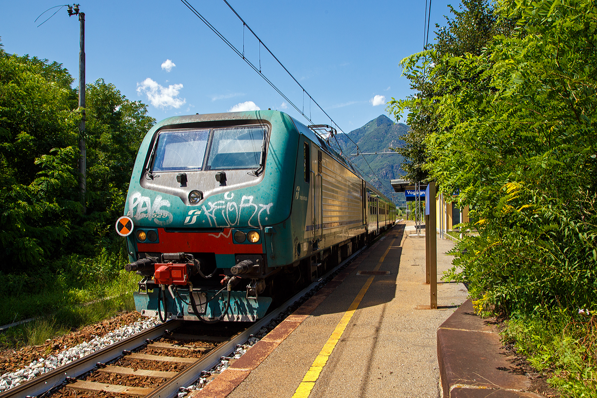 
Die Trenitalia E.464.529 am am 03.08.2019 mit einem Regionalzug von Domodossola nach Novara beim Halt im Bahnhof Vogogna (Stazione Ferroviaria di Vogogna Ossola). 