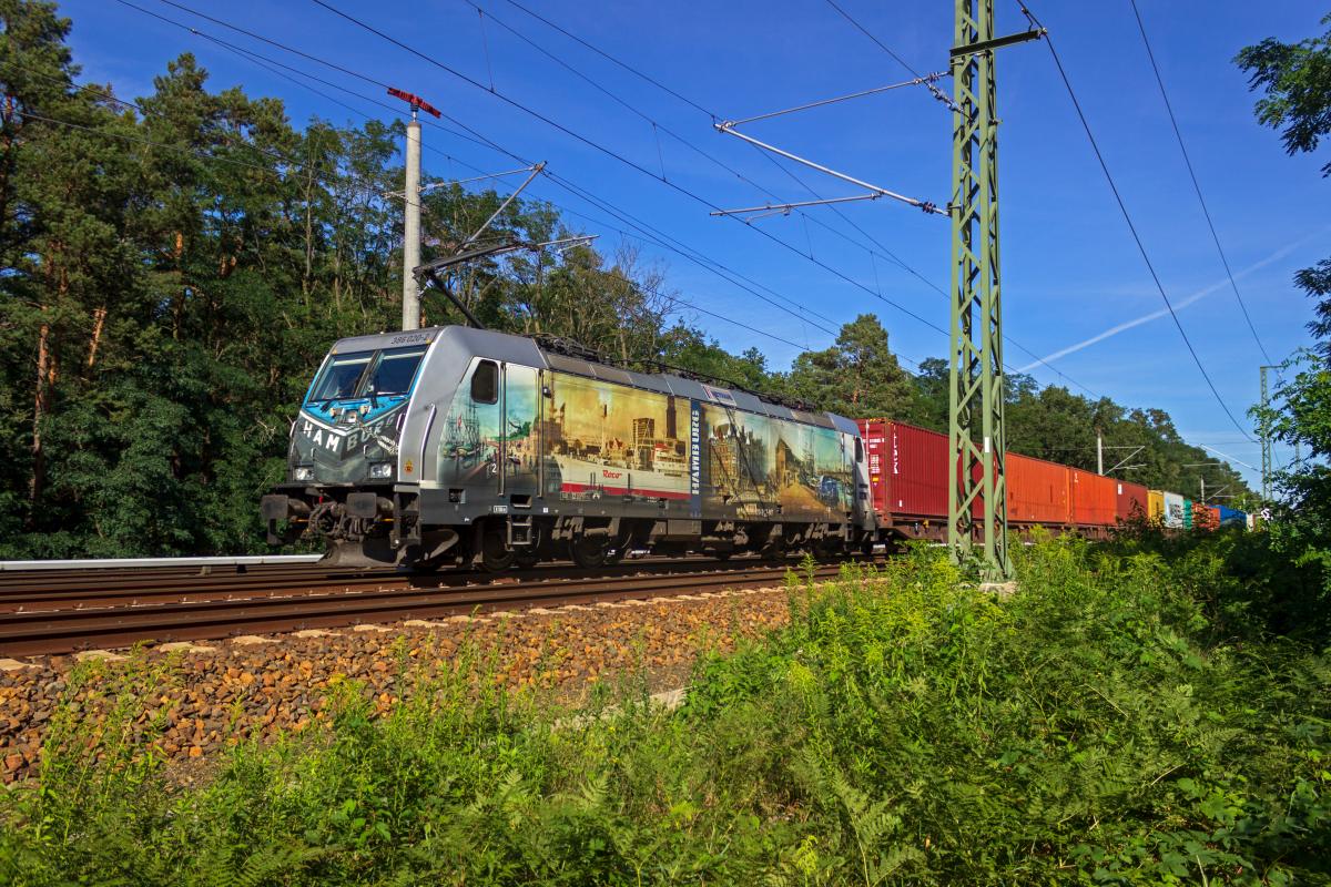 Die tschechische Firma Metrans ist heute eine Tochtergesellschaft des Hamburger Hafenbetreibers HHLA. Auf die Verbindung zur Hansestadt weist die Beklebung der 386 020 hin, die hier am 31.07.2020 bei Berlin-Friedrichshagen in Richtung Westen unterwegs ist.