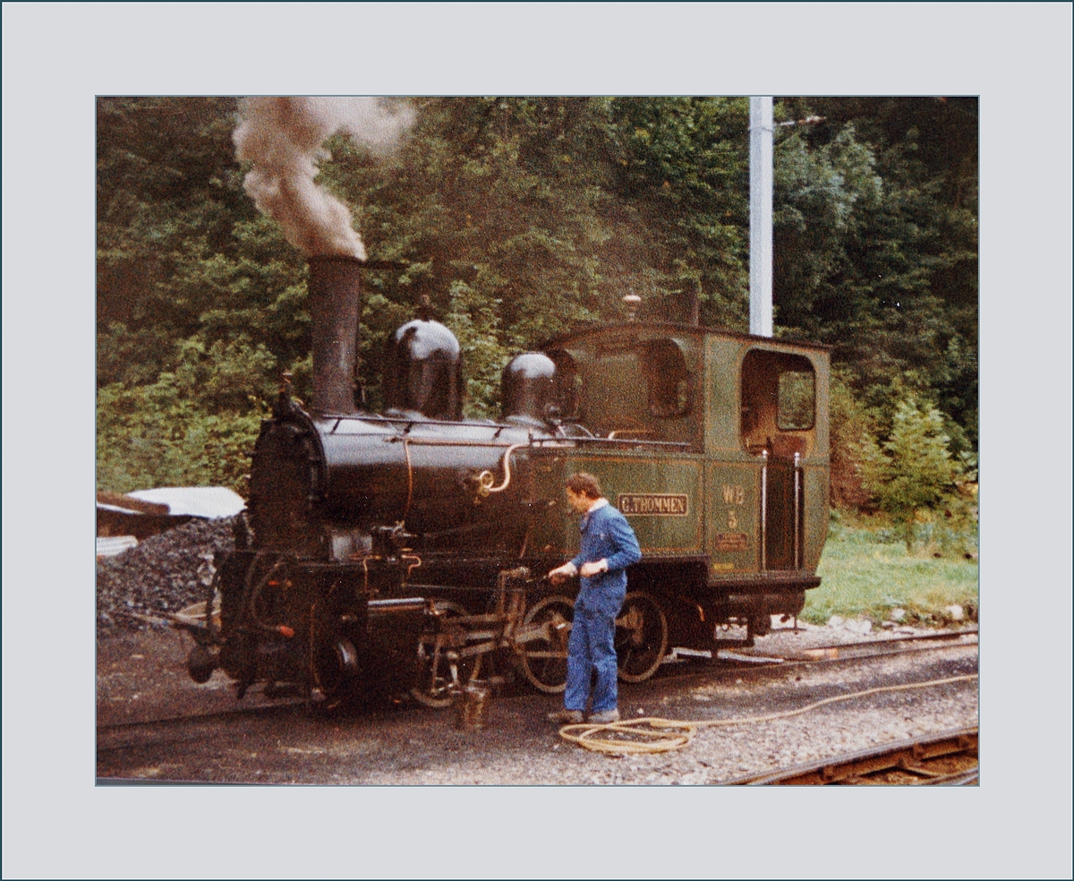 Die Waldenburger Bahn G 3/3 N° 5  G. Thommen  raucht in Waldenburg. 

Analogbild vom 26. Sept. 1981