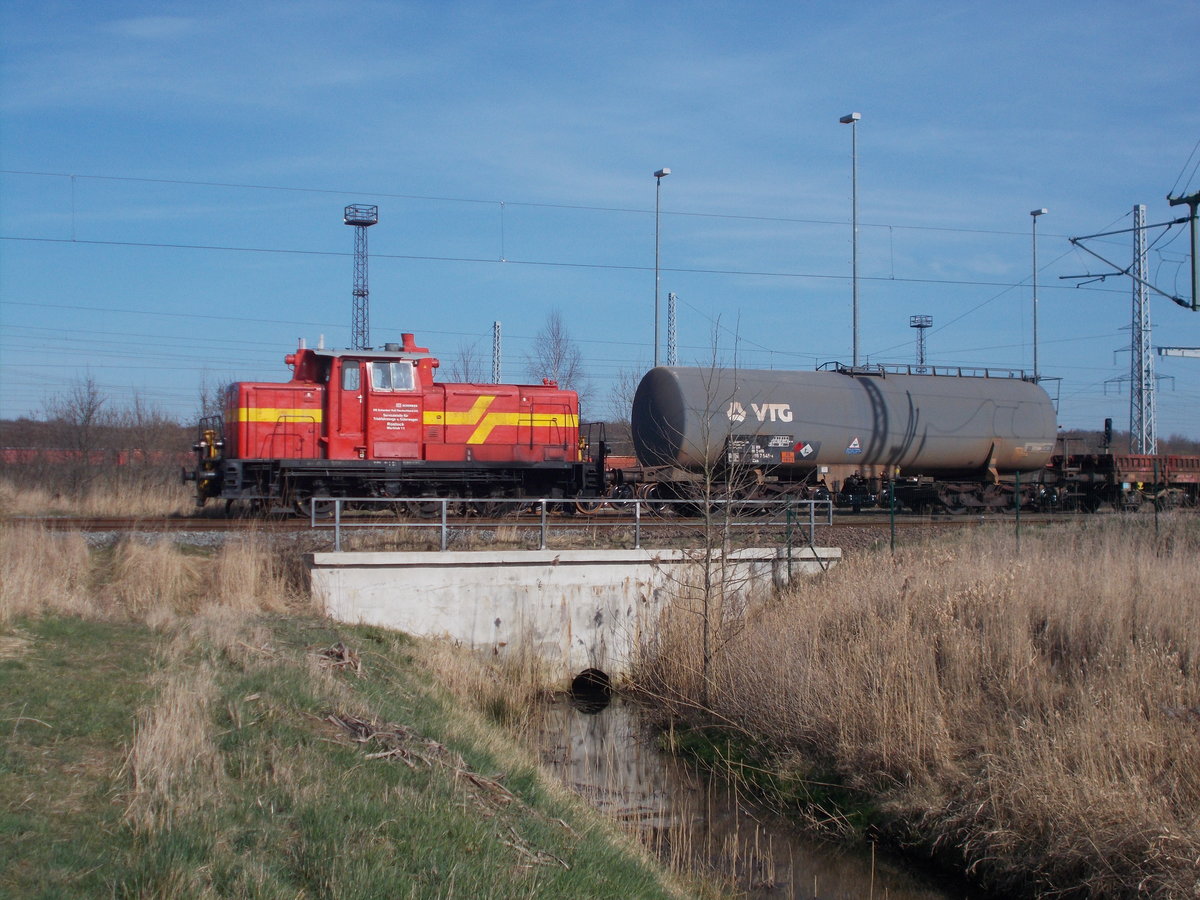 Die Werklok VI,am 26.M�rz 2017,beim Rangieren im Bh Rostock Seehafen.