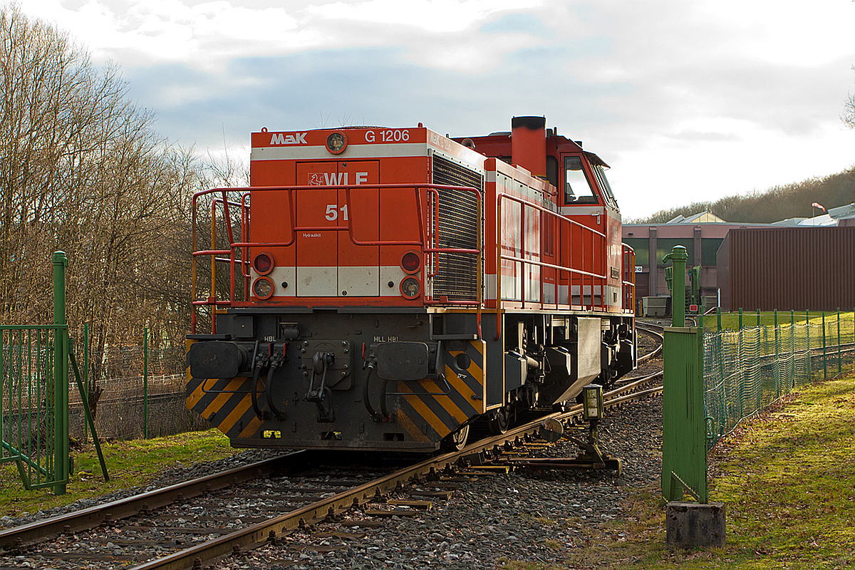 
Die WLE 51  Kreis Warendorf  (Westfälische Landes-Eisenbahn) eine MaK G 1206 steht am 11.02.2014 am einem Werksanschluß in Burbach-Holzhausen. 

Die Lok wurde 2002 bei Vossloh unter Fabriknummer 1001150 gebaut. Die komplette NVR-Nummer ist 92 80 1275 106-3 D-WLE, die EBA-Nummer EBA 02L22K 001. 