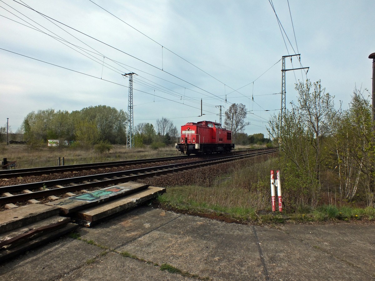 Die zweite Solo-298 innerhalb von nur einer Woche: 298 329 f�hrt am 17.4.14 s�dw�rts durch die Wuhlheide.