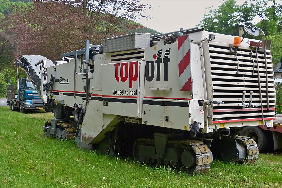 Diese Asphaltfräße Wirtgen W 2200, war bei der Gleiserneuerung im Bahnhofsbereich von Kautenbach im Einsatz. Technische Daten: Fräsbreite 2200mm, Frästiefe 0 – 350 mm, Motor Caterpillar mit 811 Ps, Hubraum 27000 ccm, Gewicht 38700 kg.  Gesehen am 18.05.2015 nahe der Bahnbaustelle Michelau.