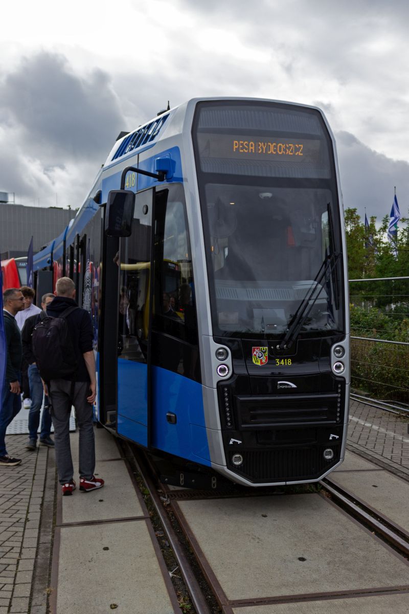 Diese Stra�enbahn vom Typ Pesa Twist ist f�r den Stra�enbahn in Breslau vorgesehen. Wagen 3418 geh�rt zu einer Serie von 40 Fahrzeugen, die durch die sehr stark verj�ngten Fahrzeugfronten sehr schmal wirken.