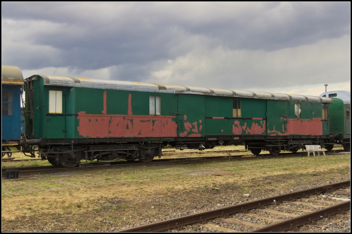 Dieser ehemalige Gepckwagen der Gattung Pw4e stand whrend des Brandenburg-Tag am 25.08.2015 auf dem Gelnde des Historischen Lokschuppen Wittenberge, der an dem Tag geffnet hatte. Der Umbau zur Gattung De erfolgte im Jahr 1966 und erhielt dann die Nummer 51 80 92-59 002-6 De 932. 