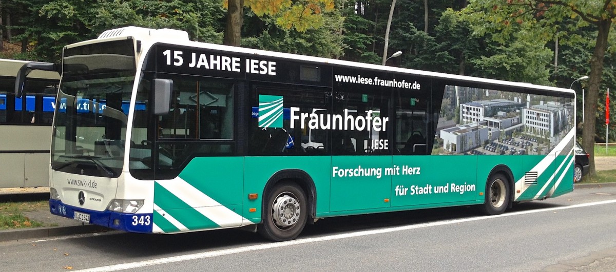 Dieser Mercedes-Benz Citaro Facelift der Stadtwerke Kaiserslautern (Wagen Nr. 343) stand w�hrend eines Bundesligaspiels des 1.FCK auf einem Parkplatz und wartete auf seinen Einsatz. Der Bus tr�gt Werbung des Fraunhofer Instituts f�r Experimentelles Software Engineering in Kaiserslautern.