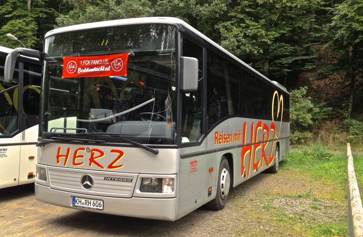 Dieser Mercedes-Benz Integro von Herz Reisen aus Sien stand w�hrend eines Bundesligaspiels des 1.FCK auf einem Parkplatz und wartete auf seinen Einsatz.
