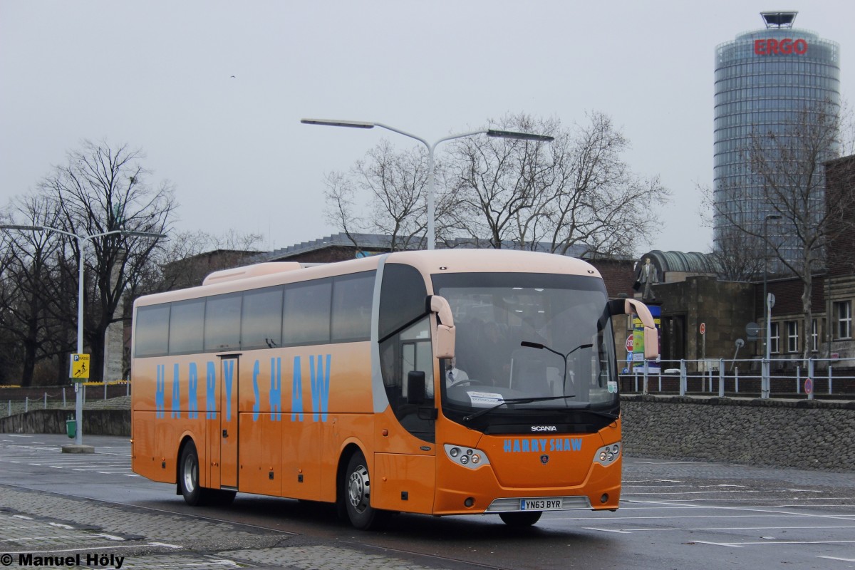 Dieser Scannia Omniepress geh�rt Harry Shaw Travel aus England.
Gesehen in D�sseldorf am 13.12.2014.