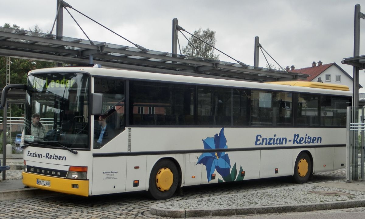 Dieser Setra S 315 UL gehört zu Enzian-Reisen aus Schongau und müsste vom Baujahr 1998 oder 1999 sein. In ihm sind Ausflugssitze vom Modell LC mit Lederkopfteil verbaut.
Aufnehmen konnte ich ihn am 3. 9. 2014 am Busbahnhof am Bahnhof in Landsberg/Lech, als er gerade auf der RVO-Linie 9824 unterwegs war.