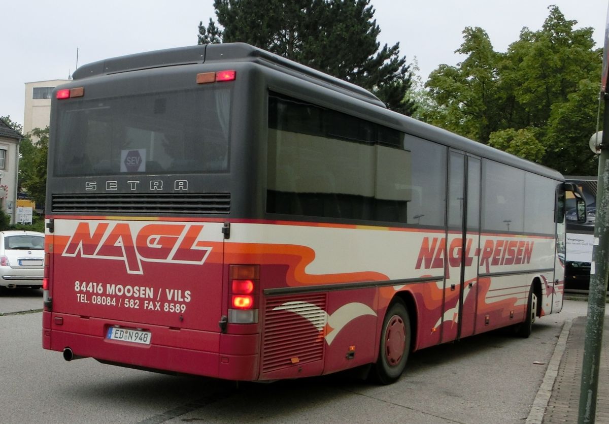 Dieser Setra S 315 UL-GT gehört zu Nagl-Reisen aus Moosen/Vils bei Taufkirchen/Vils. Gebaut worden sein dürfte er 1999, ausgestattet ist er mit 49+2 Schlafsitzen vom Modell EC. Der Antrieb besteht - wie beim S 315 UL üblich - aus einem Reihensechszylinder Typ MB OM 447 hLA und einem Sechsgang-Schaltgetriebe.
Aufnehmen konnte ich ihn hier am 28. 8. 2013 vor dem Bahnhof in Mühldorf/Inn, als er auf einem (busmäßig äußerst sehenswerten) Schienenersatzverkehr zwischen Mühldorf und Dorfen (Bahnstrecke Mühldorf - München) zum Einsatz kam.