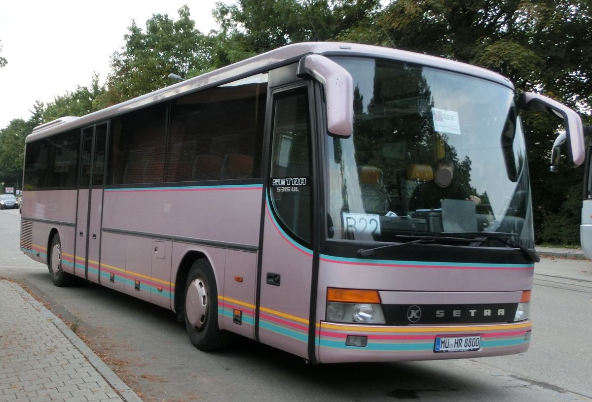 Dieser Setra S 315 UL-GT hat zwar keine Aufschrift, gehört aber höchstwahrscheinlich zu Herzog Reisen aus Spanbruck bei Schwindegg. Er müsste Jahrgang 2000 sein, hat 51+1 Schlafsitze vom Modell 'Top' (mit kippbarer Sitzbank am Mitteleinstieg) und wird, wie es für den S 315 UL typisch ist, von einem Reihensechszylinder, der ein MB OM 447 hLA sein dürfte, und einem Sechsgang-Schaltgetriebe angetrieben.
Vorbesitzer des Fahrzeugs war die inzwischen aufgelöste Fa. Kuchenmeister aus dem fränkischen Breitbrunn, die sich von dem Bus aufgrund der Aufgabe des Betriebs trennte.
Die Aufnahme entstand am 28. 8. 2013 am Bahnhof in Dorfen, als der Setra auf einem Schienenersatzverkehr zwischen Mühldorf/Inn und Dorfen (Bahnstrecke Mühldorf - München) eingesetzt wurde.