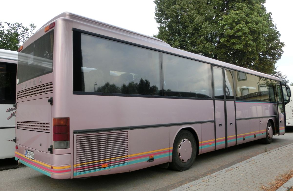 Dieser Setra S 315 UL-GT hat zwar keine Aufschrift, gehört aber höchstwahrscheinlich zu Herzog Reisen aus Spanbruck bei Schwindegg. Er müsste Jahrgang 2000 sein, hat 51+1 Schlafsitze vom Modell 'Top' (mit kippbarer Sitzbank am Mitteleinstieg) und wird, wie es für den S 315 UL typisch ist, von einem Reihensechszylinder, der ein MB OM 447 hLA sein dürfte, und einem Sechsgang-Schaltgetriebe angetrieben.
Vorbesitzer des Fahrzeugs war die inzwischen aufgelöste Fa. Kuchenmeister aus dem fränkischen Breitbrunn, die sich von dem Bus aufgrund der Aufgabe des Betriebs trennte.
Die Aufnahme entstand am 28. 8. 2013 am Bahnhof in Dorfen, als der Setra auf einem Schienenersatzverkehr zwischen Mühldorf/Inn und Dorfen (Bahnstrecke Mühldorf - München) eingesetzt wurde.