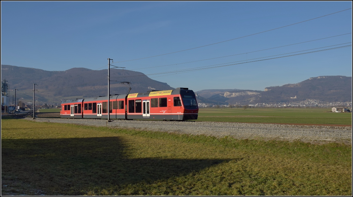 Dieser Star ist in Wirklichkeit Planet. Be 4/8 112 Venus der Asm beim Bahnübergang der Aarwangenstrasse mit der Klus nach Balsthal im Hintergrund. Dezember 2016.