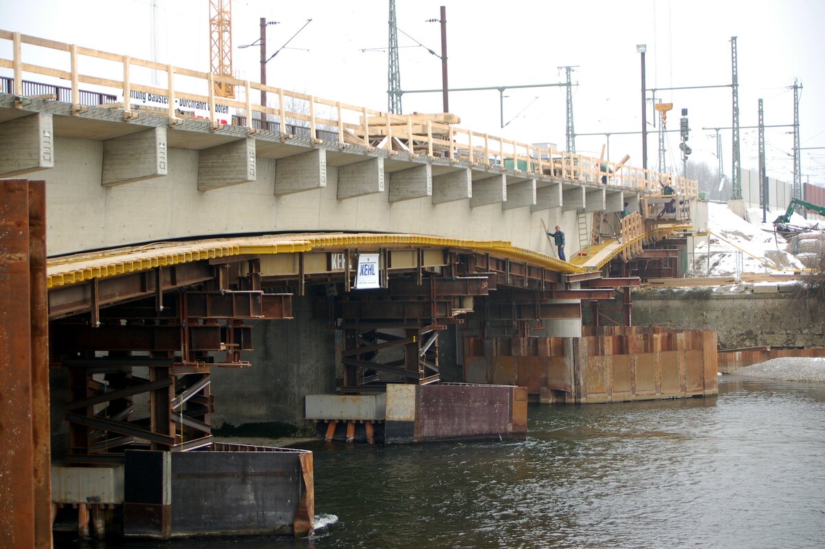 Donau-Bahnbrückenerweiterung im Bau Zustand am 10.01.2006 in Ulm.