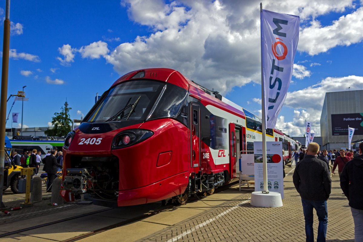 Doppelstockwagen bieten eine hohe Fahrgastkapazit�t, allerdings ist es in doppelst�ckigen Triebwagen mitunter schwierig, die n�tige Antriebstechnik unterzubringen. Mehrere Hersteller entwickeln daher in j�ngerer Zeit  Anderthalbdecker , die teilweise einst�ckige Wagen f�r die Unterbringung von Ger�ten auf dem Dach oder im Unterboden besitzen. Bei Alsthoms Konzept  Coradia Stream HC  sind es die Mittelwagen, in denen der Antrieb untergebracht ist. Der erste Kunde f�r diesen Fahrzeugtyp ist die luxemburgische Staatsbahn CFL, deren Triebzug 2405 auf der InnoTrans ausgestellt war.