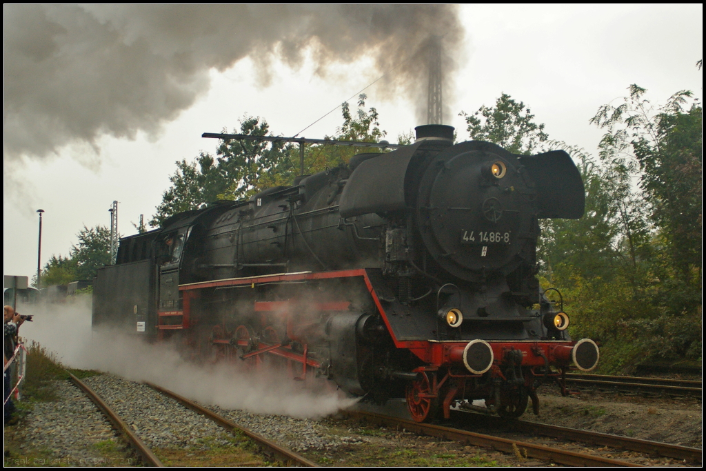 DR 44 1486-8 in Berlin-Schneweide, 20.09.2014
<br><br>
Bei dem 11. Berliner Eisenbahnfest stand 44 1486-8 fr Fhrerstandmitfahrten bereit, was auch rege genutzt wurde. Die Lok wurde 1943 von Schneider gebaut und als '44 1486 K' an die DR ausgeliefert. 1965 erfolgte die Umrstung auf lfeuerung und 1970 die Umzeichnung auf 44 0486-8. Eine weitere Umzeichnung erfolgte 1992 in 044 486-9. In Gsten erfolgte die Ausmusterung im Jahr 1994 und im selben Jahr ging die Lok zu den Eisenbahnfreunde Traditionsbetriebswerk Stafurt e. V. (ETB).