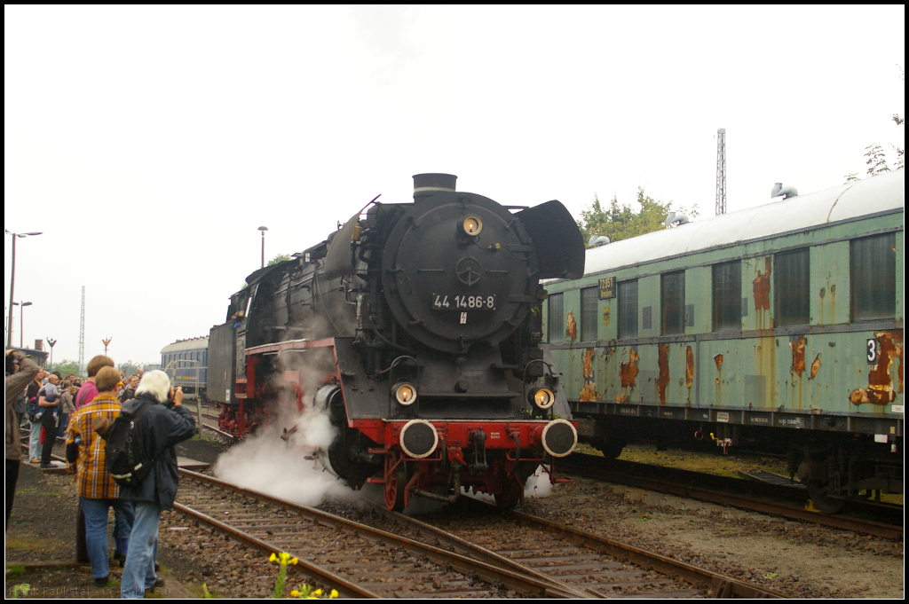 DR 44 1486-8 stand whrend des 11. Berliner Eisenbahnfest am 20.09.2014 in Berlin-Schneweide fr Fhrerstandsmitfahrten bereit was auch gerne genutzt wurde.
<br><br>
Ursprnglich vom Hersteller Schneide als 44 1486 K an die DRB im Jahr 1943 ausgeliefert, erfolgte 1965 der Umbau auf lfeuerung. 1970 wurde die Lok in 44 0486-9 umgezeichnet. Im Jahr 1982 erfolgte ein Umbau zur kohlegefeuerten Heizlok. 1982 Umzeichnung zu 44 1486-8, 1992 zu 044 486-9. Ausgemustert wurde die Lok 1994 in Gsten. Zu den Eisenbahnfreunde Traditionsbetriebswerk Stafurt e. V. (ETB) kam sie dann im gleichen Jahr.