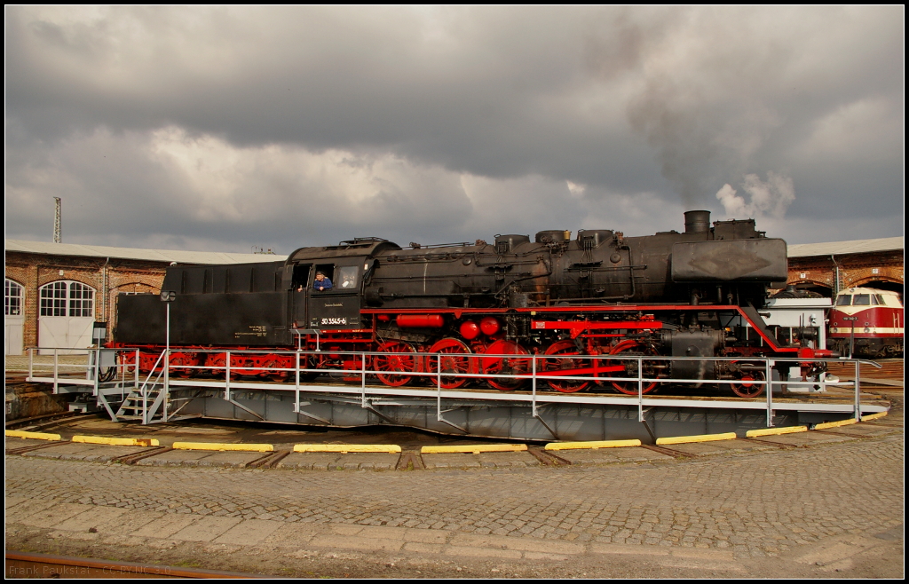 DR 50 3545-6 dreht bei zunehmender Sonne eine Extrarunde für die Fotografen auf der Drehscheibe. Die Lok trägt die Nummer der Lok die als letzte im Bw Wittenberge noch Dienst tat, eigendlich ist es 50 1385. Während des Festes  30 Jahre Traktionswechsel Wittenberge  am 06.05.2017 konnte das Bild gemacht werden.