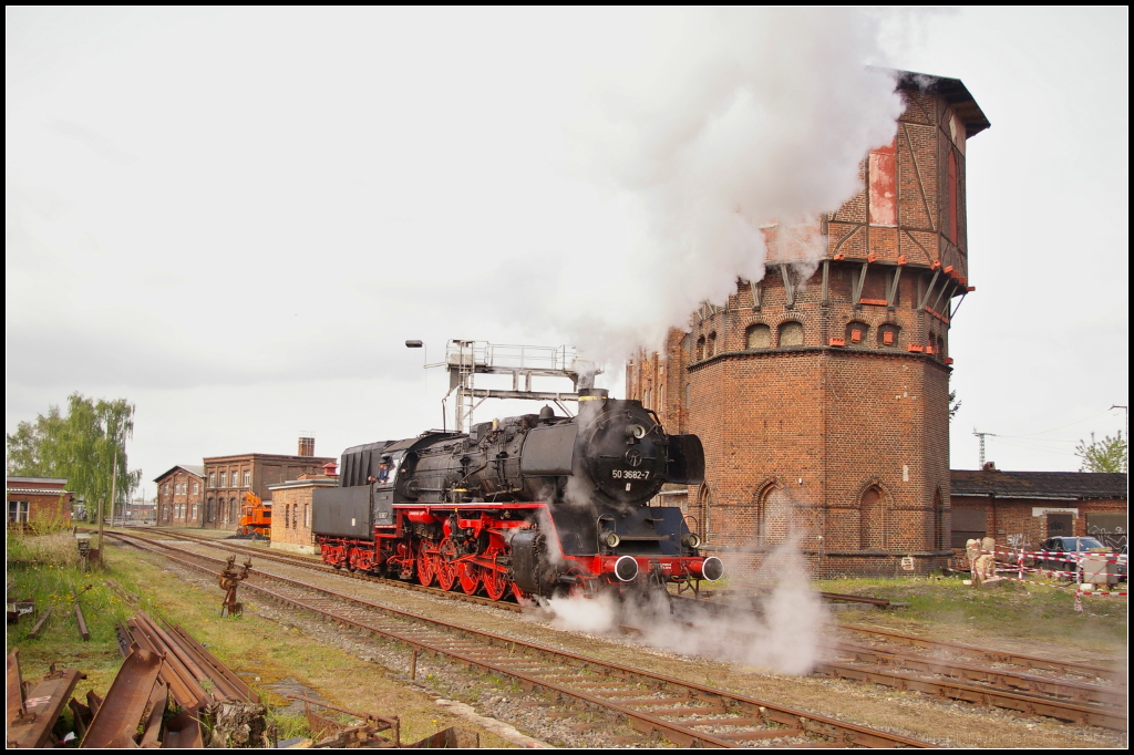 DR 50 3682 fährt rückwärts am alten alten Wasserturm zur Drehscheibe. Beim Fest  30 Jahre Traktionswechsel Wittenberge  am 06.05.2017 der Dampflokfreunde Salzwedel e.V. konnte man sie auf dem Gelände fotografieren.