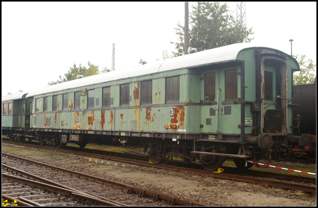 DR 72 951 Dresden C4i30 / 50 80 28-11 101-3 C4uee in Berlin-Schneweide, 20.09.2014
<br><br>
Reisezugwagen der 3. Klasse des Zwickauer Traditionseilzug beim 11. Berliner Eisenbahnfest auf dem Vereinsgelnde (ex 50 50 28-14 562-9).