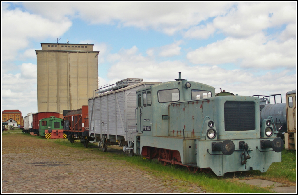 DR V 15 1002 in Magdeburg Neustadt, 10.05.2015. Die Kleinlok vom Typ V 15 B wurde 1959 bei LKM gebaut und an die DR ausgeliefert. 1961 ging die Lok zum EB Binnenhäfen Mittelelbe nach Magdeburg, die sich 1992 in Magdeburger Hafen GmbH (MHG) umbenannten. Seit 1999 ist die Lok im Bestand der Magdeburger Eisenbahnfreunde e.V.