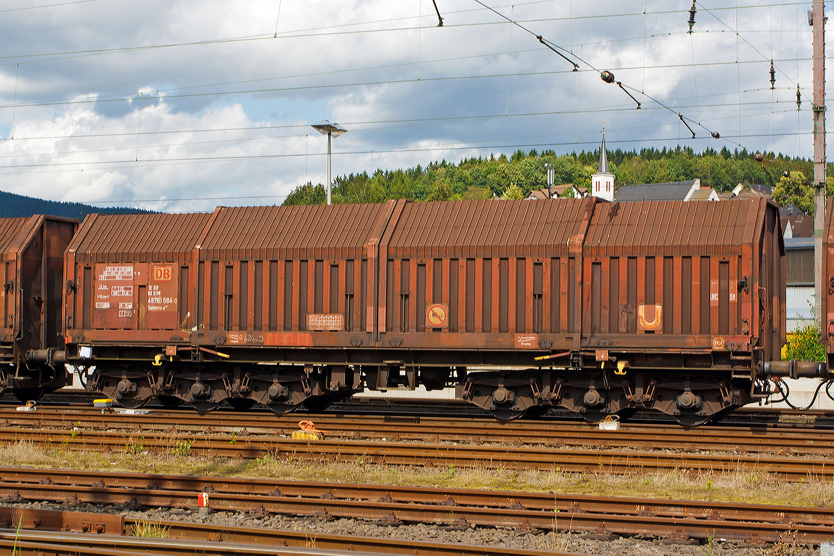 Drehgestellflachwagen fr Coiltransporte mit sechs Radstzen, verschiebbaren Teleskophauben und Lademulden fr Coiltransporte der Gattung Sahimms-u 900 (31 80 4876 684-0 D-DB), der DB Schenker Rail, abgestellt am 12.08.2014 in Kreuztal. 

Die Wagenabdeckung besteht aus vier verschiebbaren Stahl-Teleskophauben, die sich einseitig oder zu beiden Wagen enden hin soweit bereinander schieben lassen, dass jeweils 40% der gesamten Ladelnge freigelegt sind.

Technische Daten:
Gattungszeichen mit Bauartnummer:  Sahimms-u 900
Ladebreite in den Mulden: 2.400 mm
max. Durchmesser  der Coils: 2.700 mm
Wagenhhe:  4.148 mm 
Anzahl der Radstze: 6 (in zwei Drehgestellen)
Drehzapfenabstand:  8.000 mm
Achsabstnde in den Drehgestellen: 1.700 mm
Lnge ber Puffer: 15.000 mm
Eigengewicht: 32.660 kg
max. Tragfhigkeit: 98,5 t
Hchstgeschwindigkeit: 100 km/h (beladen) / 120 km/h (leer)
kleinster befahrbarer Gleisbogen: R 75 m