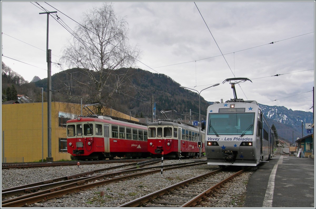 Drei mal CEV  A7 , wie die Treibwagen interen auch genannt wurden: Links der BDeh 2/4 in Ursprungsausführung, in der Mitte der später gebaute und kürzlich revidierte BDeh 2/4 N° 75 und rechts der Beh 2/4 71, welcher mit einem neuen Kasten und einen fest verbunden Bt unterwegs ist.
Blonay, den 31. März 2015