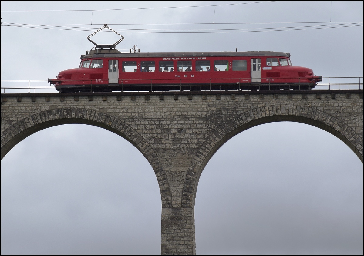 Dreicksfahrten von Winterthur an den Rhein mit Schiffsfahrt zwischen Stein und Schaffhausen lud der Rote Pfeil RBe 2/4 204 mit Oensingen-Balsthal-Bahn Aufschrift ein. Hier auf der Rheinbrücke Eglisau, Mai 2017.
