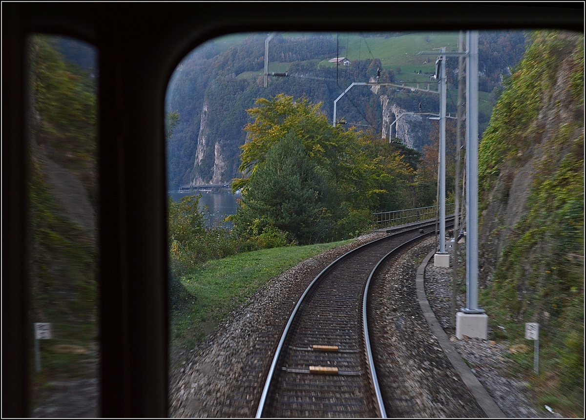 Drittletzter Planeinsatz von RBe 540 bei der SBB. 

Blick vom Einstiegsbereich des RBe 540 039-5 auf die Gotthardzufahrt; hier kurz vor Sisikon mit Blick auf die Galerien der Axenstrasse. Oktober 2014