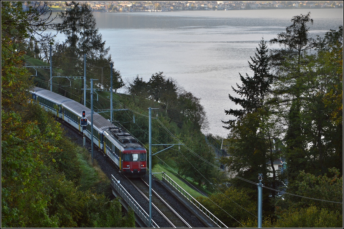 Drittletzter Planeinsatz von RBe 540 bei der SBB. Dieser Zug mit RBe 540 039-5 an der Spitze und RBe 540 034-6 am Ende bringt die Bergwanderer nach Gschenen. Hier am Zuger See bei Walchwil, der Blick ber den See reicht gerade eben bis Arth. Oktober 2014.