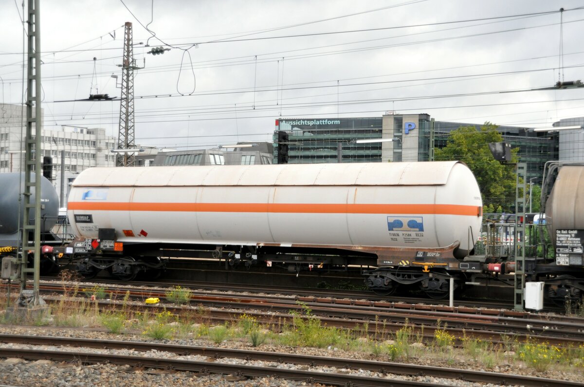 Druckgaskesselwagen 37 80 7 819 952-8 TEX D-ARETZ Zags Sicherheitstafel 23/1055 Komprimiertes Aerosol Isobuten, bei der Durchfahrt in Ulm am 17.09.2022. 