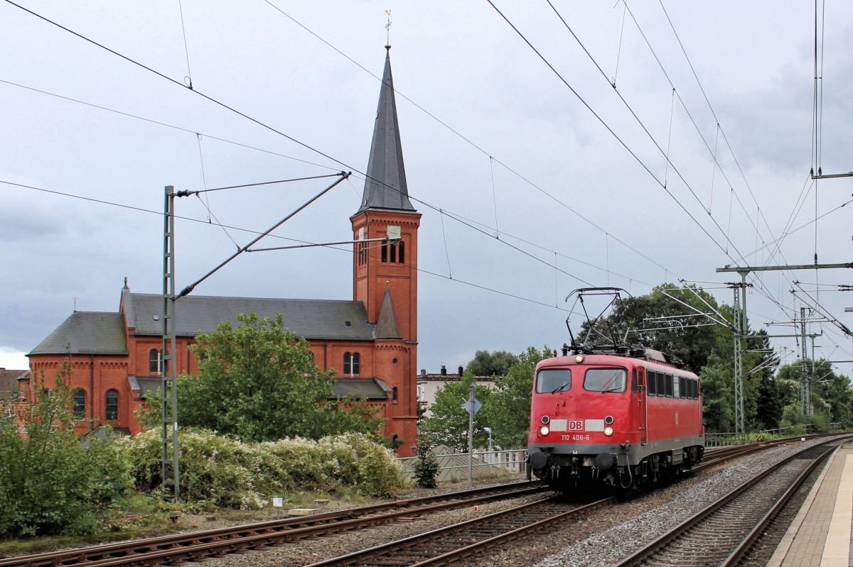 Dunkle Wolken �ber 110 406-6 als  SIE  am 16.09.2013 im Bahnhof Neum�nster auf Rangierfahrt ist, um Ihren Zug aus der Abstellung zu holen.