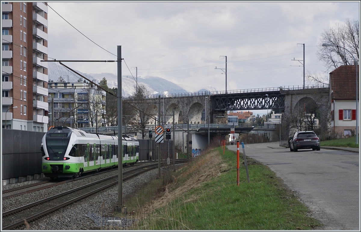 Durch die baubedingte, mehrmonatige Streckensperre zwischen Neuchâtel und La Chaux de Fond nicht mehr benötigten von der TransN gemieteten SBB RABe 523 verkehren teilweise im Regionalzugverkehr Biel/Biene - Olten. Der RABe 523 077 ist als Regionalzug von Biel/Bienne nach Solothurn unterwegs und erreicht das Einfahrsignal von Grenchen Süd. Im Hintergrund der BLS/MLB Mösli Viadukt.

19. März 2021