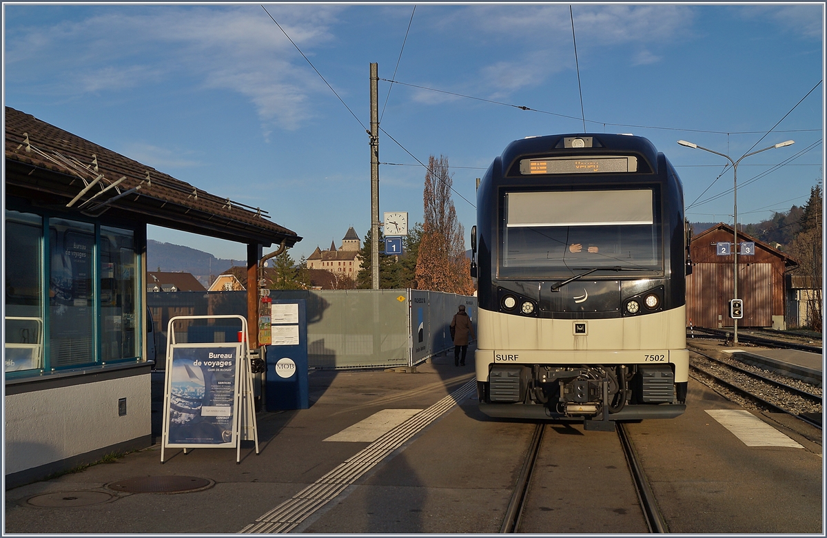 Durch ein abhanden gekommenes Gebäude bietet sich nun im Bahnhof von Blonay ein Blick mit Zug und Schloss. 

31. Dez. 2019