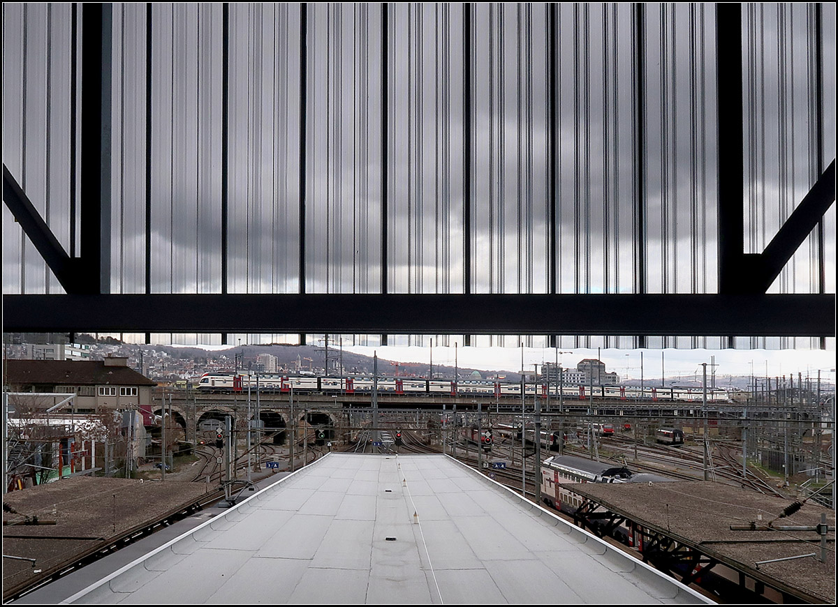 Durchblick zum Viadukt -

Blick vom Abgang zum Mittelbahnsteig des Bahnhofes Zürich-Hardbrücke zum Aussersihler Viadukt.

13.03.2019 (M)