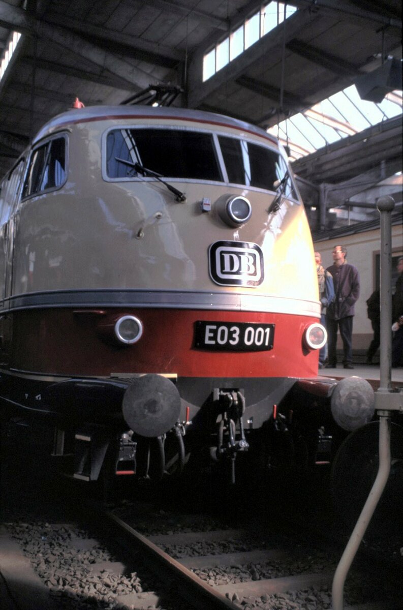 E 03 001 beim Jubiläum 100 Jahre DB Museum Nürnberg am 16.10.1999.
