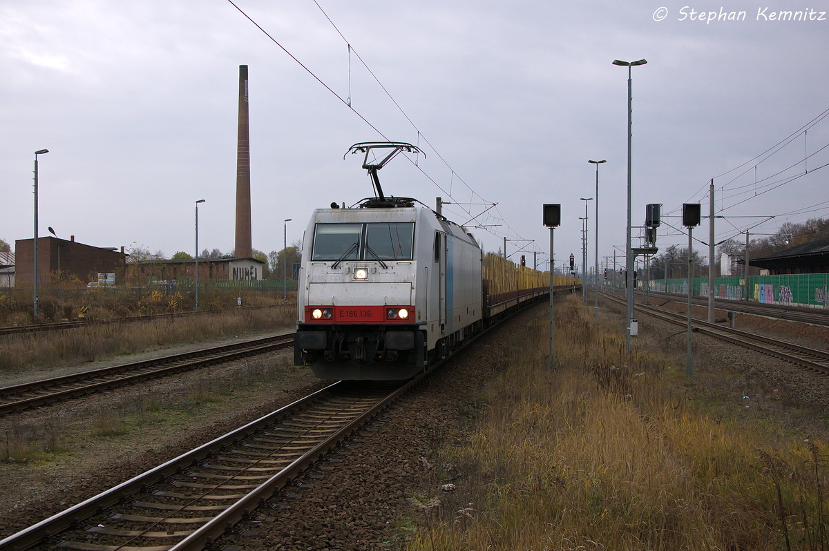 E 186 136 Macquarie European Rail f�r OHE Cargo GmbH mit einem leeren Holzzug, bei der Einfahrt in den Bahnhof Rathenow und fuhr sp�ter in Richtung Wustermark weiter. 23.11.2013