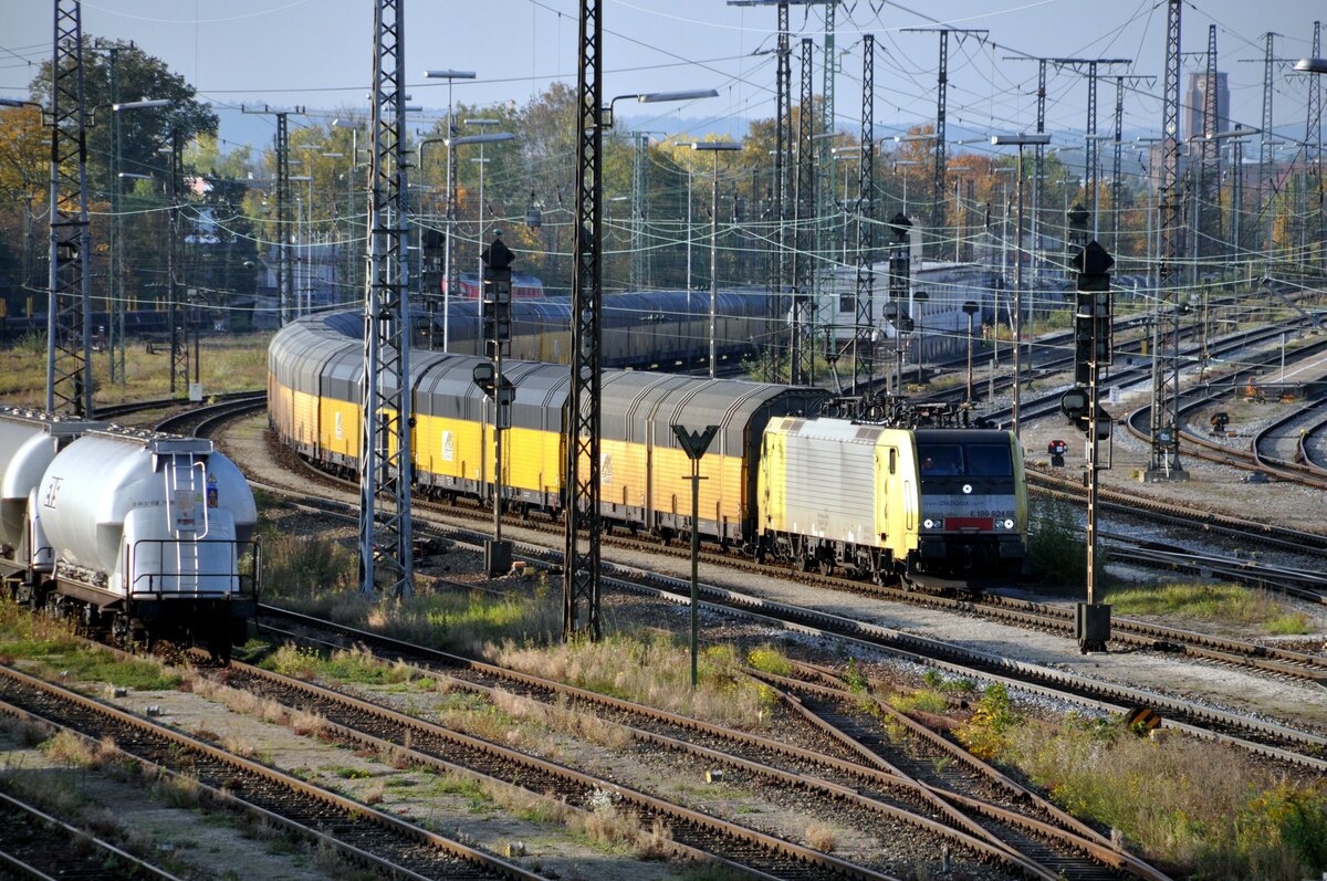 E 189 924  SE ES 64 F4 024 mit Autozug in Augsburg am 21.10.2011.