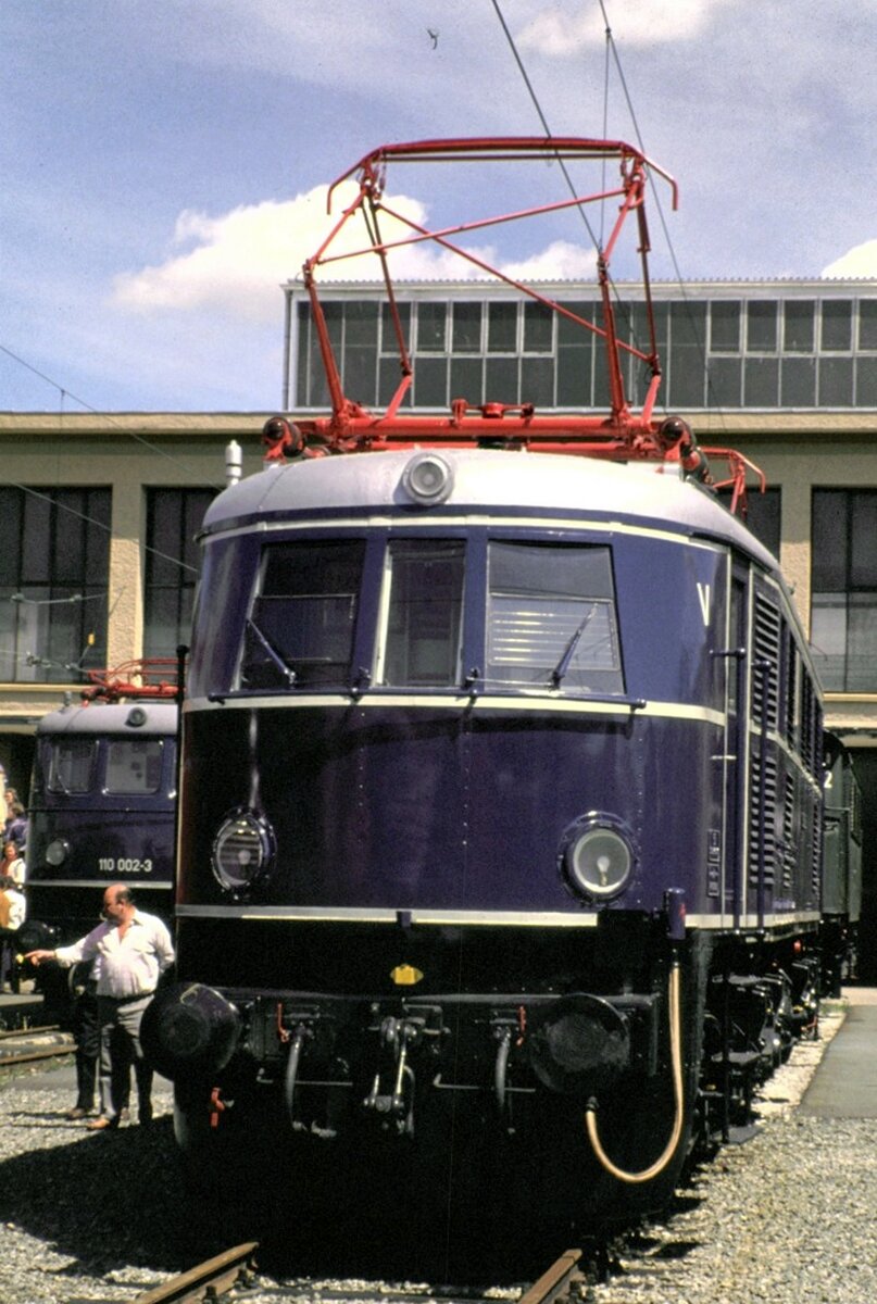 
E 19 12 in der Ausstellung 100 Jahre elektrische Lokomtive in München Freimann am 25.05.1979.