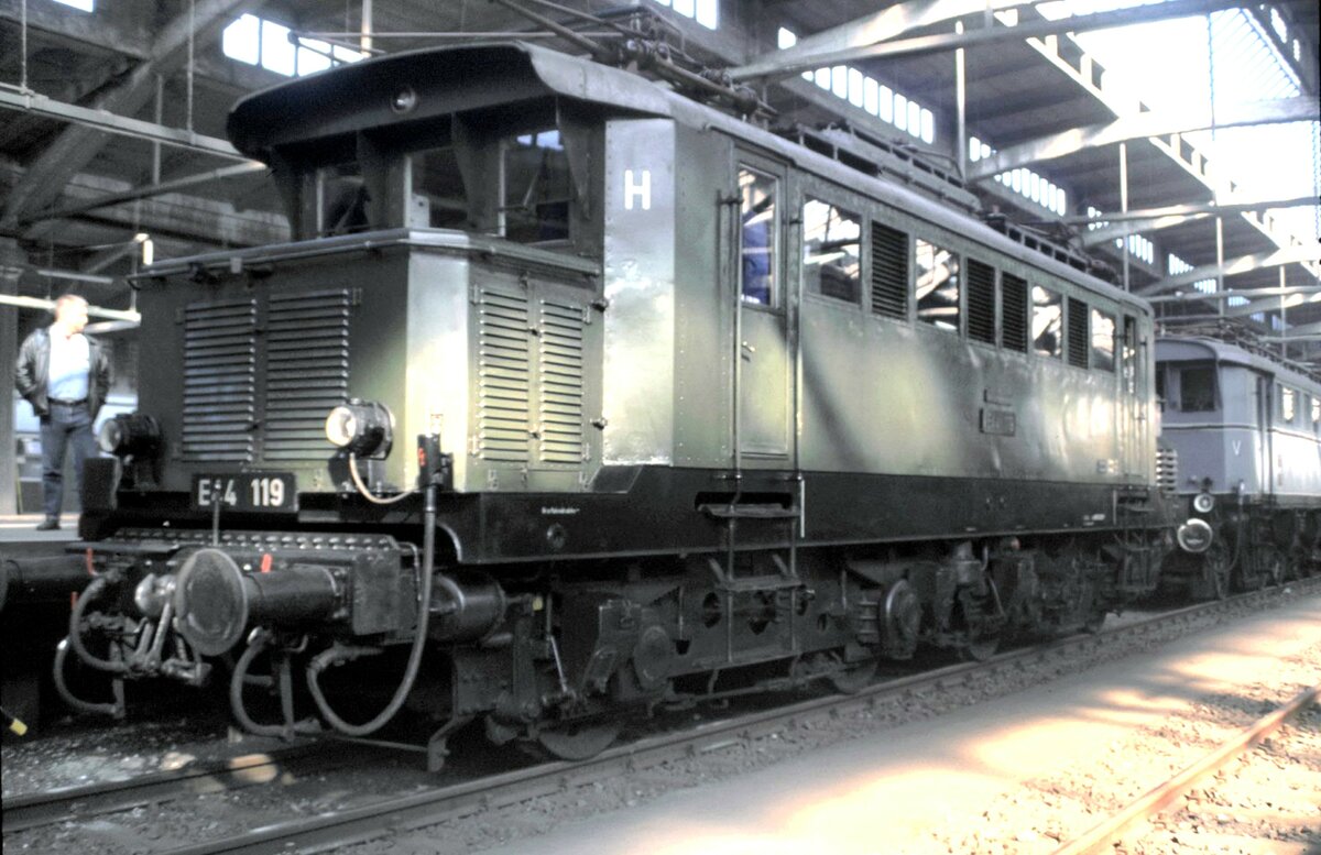 E 44 119 in Nürnberg bei der Ausstellung 100 Jahre DB Museum Nürnberg am 16.10.1999.
