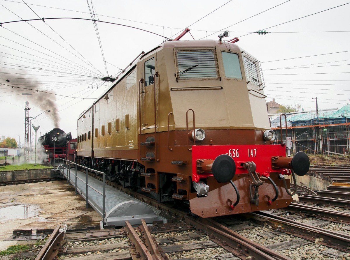 E 636 147 auf der Drehscheibe im Bahnpark Augsburg am 11.10.2015. Im Hintergrund steht 001 180-9 und erhält für die nächste Fahrt nach München Wasservorräte.