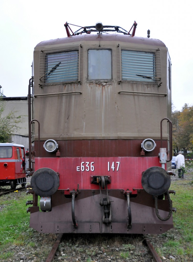 E 636 147 der FS ist eine G�stelok im Bahnpark Augsburg am 25.10.2009.