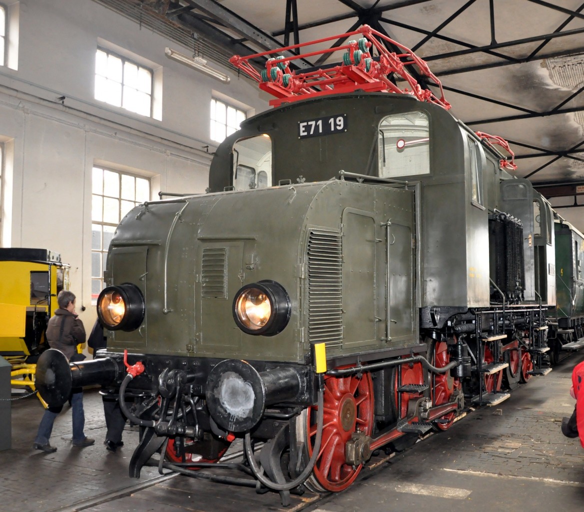 E 71 19 im Bahnpark Augsburg am 25.10.2009.