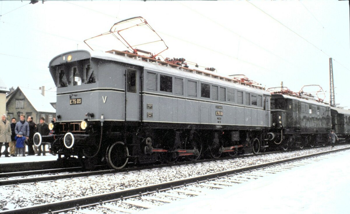 E 75 09 und E 44 002 in Ulm-Söflingen am 04.01.1987.