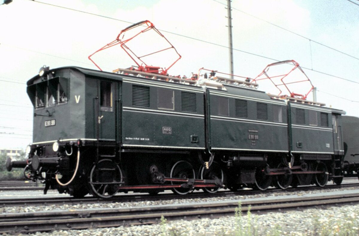 E 91 99 bei der Parade zum Jubiläum 150 Jahre Deutsche Eisenbahn in Nürnberg am 14.09.1985.