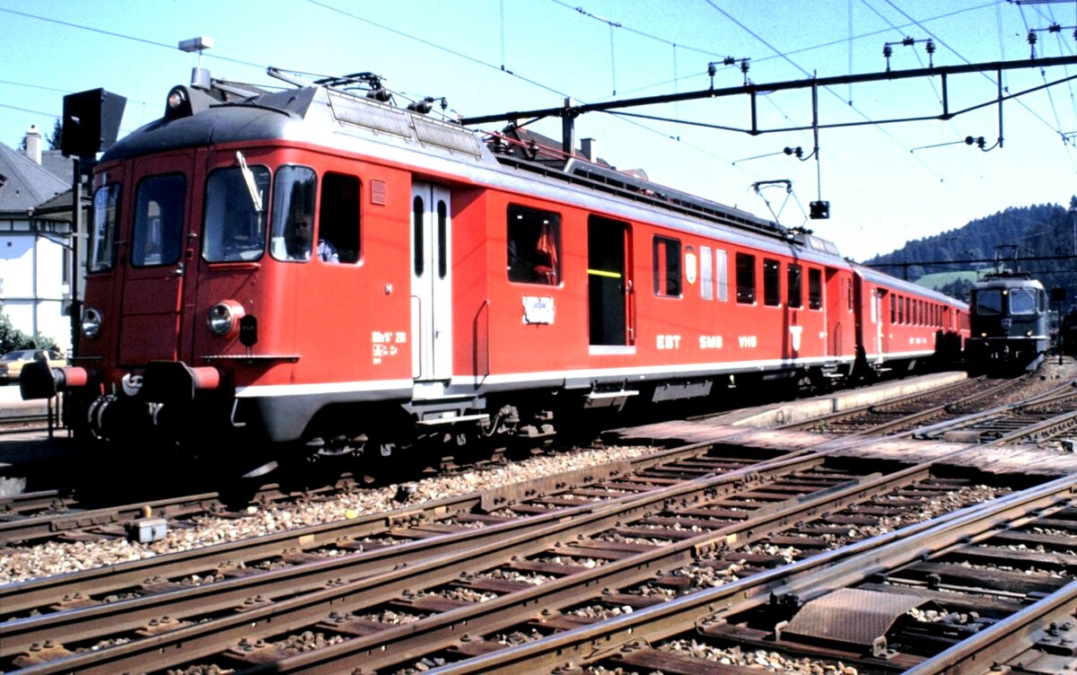 EBT SMS VHB BDe 4/4 Nr.251 in Langenau (CH) am 24.08.1980. Text von Internet Wikipedia:  Die Emmental-Burgdorf-Thun-Bahn (EBT) ist eine ehemalige Eisenbahngesellschaft, die ihren Sitz in Burgdorf in der Schweiz hatte. Sie fusionierte 1997 mit den Vereinigten Huttwil-Bahnen (VHB) und der Solothurn-M�nster-Bahn (SMB) zum Regionalverkehr Mittelland (RM). Die RM ihrerseits fusionierte im Juni 2006 mit der BLS L�tschbergbahn (BLS) zur BLS AG. 